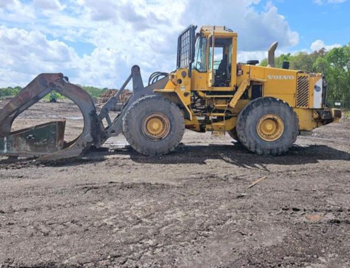 L150E WHEEL LOADER WITH LARGE GRAPPLE BUCKET 40,000 LB LIFT CAPACITY 